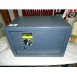 A mechanical safe 31cm x 20cm x 20cm comes with 1 key