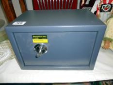 A mechanical safe 31cm x 20cm x 20cm comes with 1 key