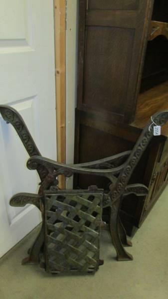A cast iron seat (need assembling).