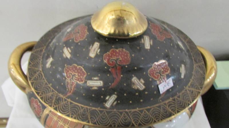 A large oriental hand painted tureen. - Image 3 of 5