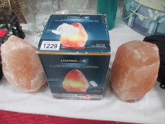 2 illuminating salt crystal lamps,