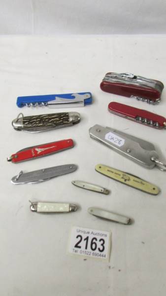 Eleven assorted pen knives including Swiss Army Knife, British Empire Exhibition knife etc. - Image 2 of 13