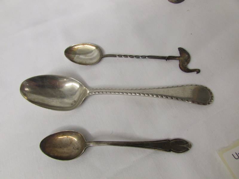 3 silver spoons, 3 silver thimbles and a silver chain, approximately 65 grams. - Image 3 of 4