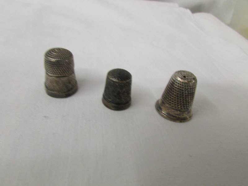 3 silver spoons, 3 silver thimbles and a silver chain, approximately 65 grams. - Image 2 of 4