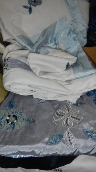 A quantity of silk style bedlinen.