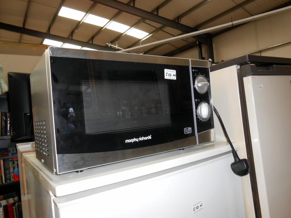 A Morphy Richards 800w microwave oven