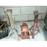 A Stubby 2 tonne jack & a pair of large axle stands