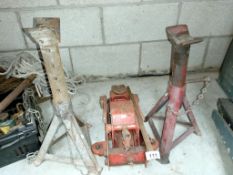 A Stubby 2 tonne jack & a pair of large axle stands