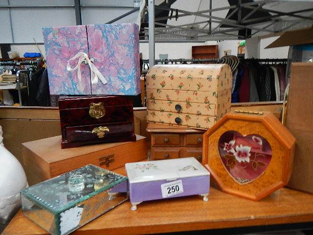 A mixed lot of jewellery boxes.