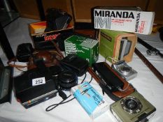 A mixed lot of vintage and other camera's.