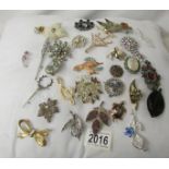 28 assorted vintage brooches.