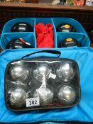 A set of 6 boules and a set of 4 boules.