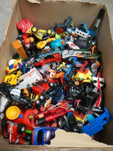 A large box of toy cars. - Image 3 of 6