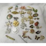 36 assorted vintage brooches.