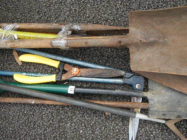 A quantity of assorted garden tools. - Image 2 of 2