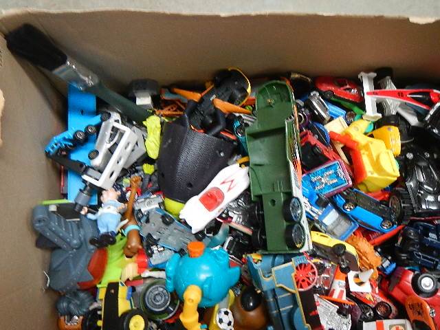 A large box of toy cars. - Image 5 of 6