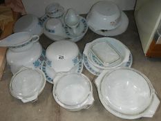 A mixed lot of Pyrex kitchen ware.