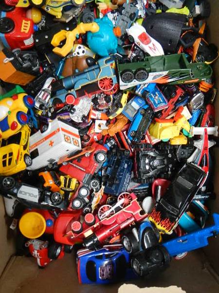 A large box of toy cars. - Image 4 of 6