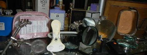 A mixed lot of magnifying glasses.