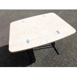 A foldable flat table