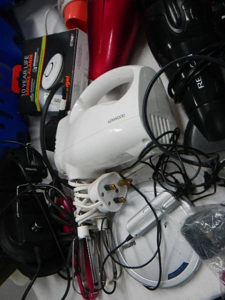 A mixed lot including hair dryer, radio, head phones etc. - Image 4 of 4