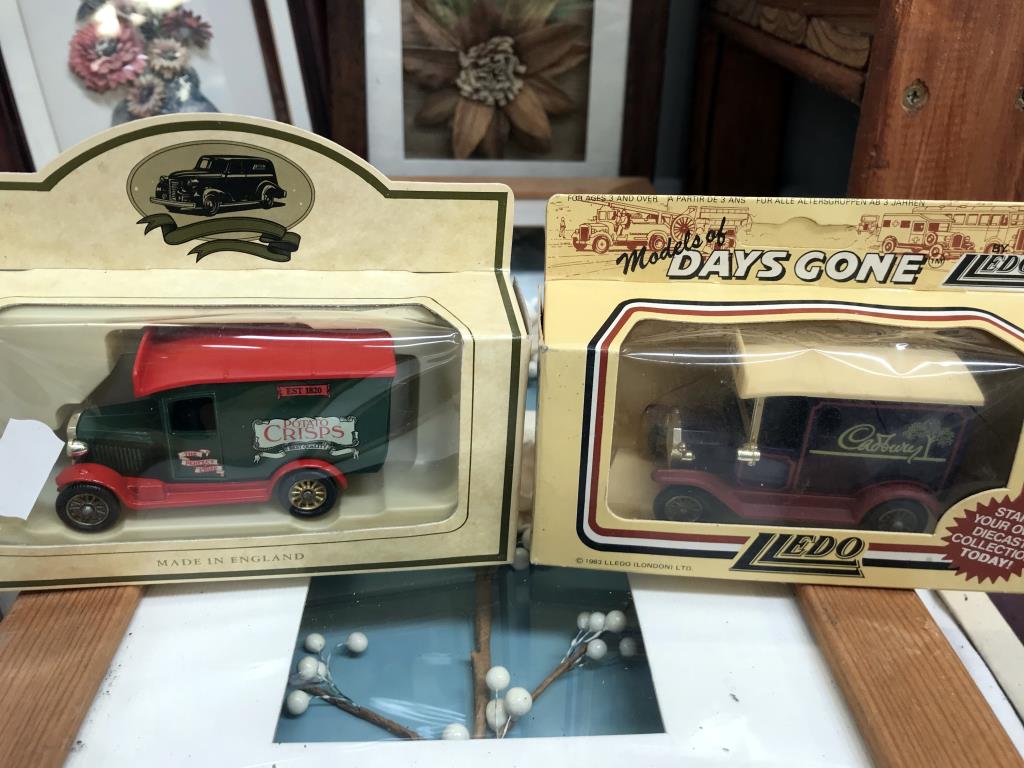 A selection of boxed & unboxed Lledo die cast vehicles - Image 10 of 13