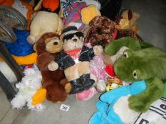 A good lot of mostly clean soft toys.