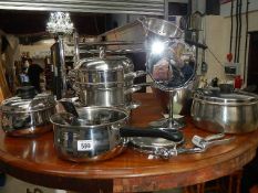 A mixed lot of kitchen ware.