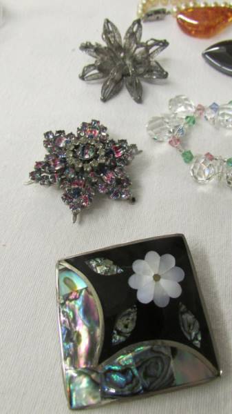 A mixed lot of costume jewellery including pendants, necklaces and brooches. - Image 6 of 6