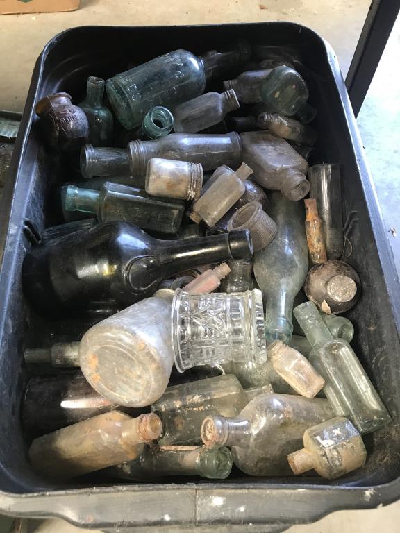 2 boxes of 'needs cleaning' vintage bottles - Image 2 of 4