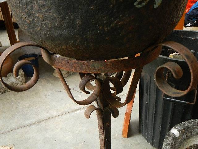 Two iron stands with planters. - Image 3 of 4