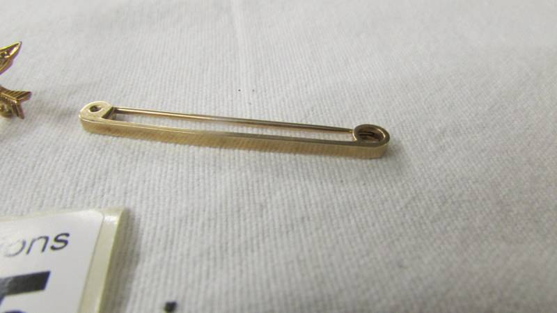 An 18ct gold ring (missing one stone) 1.6 grams, a 9ct gold tie pin, 1. - Image 3 of 5