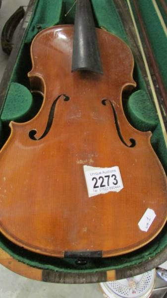 An old violin in wooden case, a/f. - Image 2 of 4