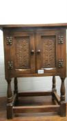 An early 20th century oak 2 door cabinet.