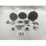 A mixed lot of brooches & chain purse etc.