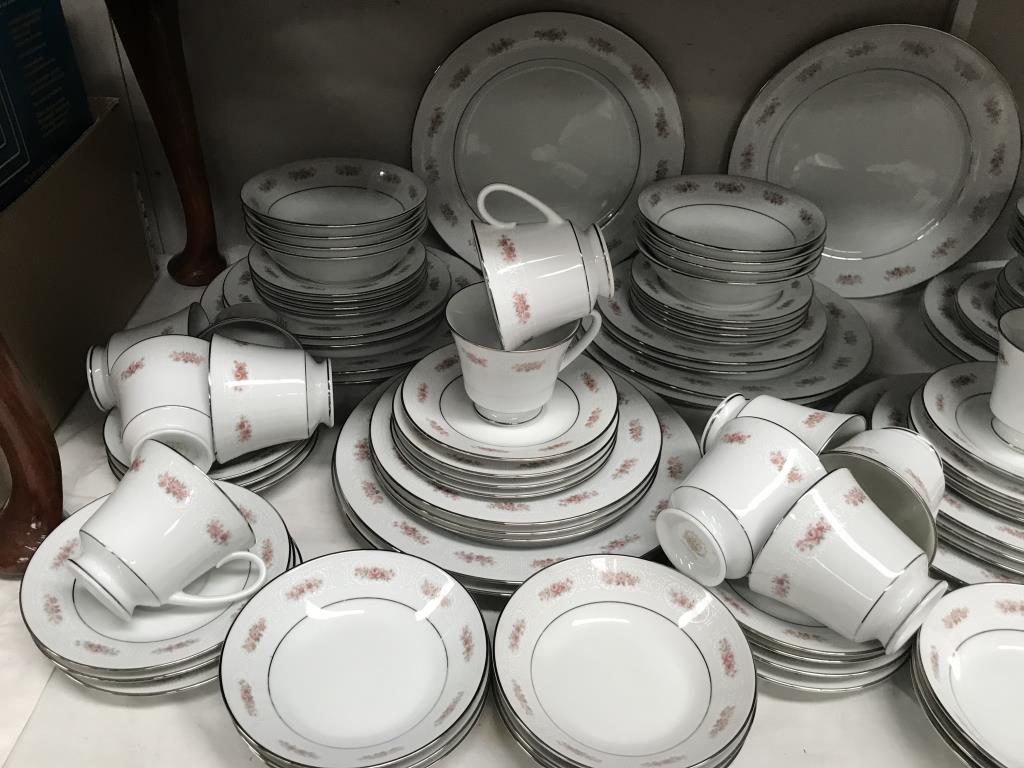 An 18 piece Noritake Petula set of dinnerware - Image 5 of 6