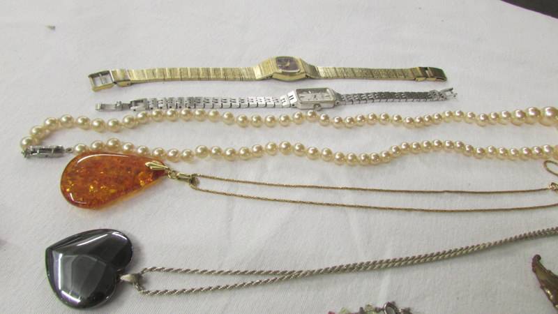 A mixed lot of costume jewellery including pendants, necklaces and brooches. - Image 2 of 6