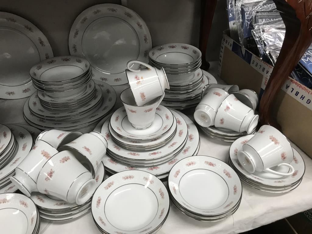 An 18 piece Noritake Petula set of dinnerware - Image 6 of 6