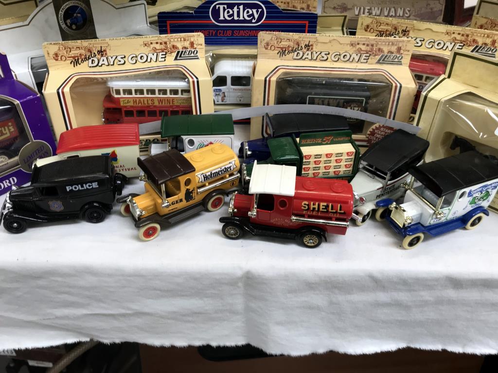 A selection of boxed & unboxed Lledo die cast vehicles - Image 2 of 13