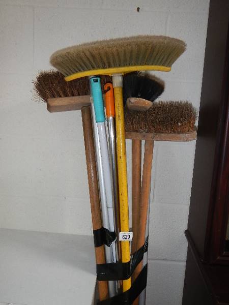 A quantity of brushes. - Image 2 of 2