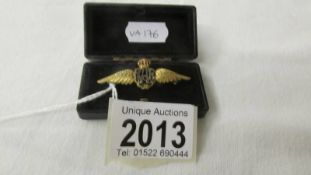 A 9ct gold R.A.F wings badge.