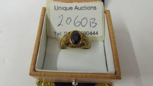 An 18ct (750) gold ring set amethyst, size S, total weight 10 grams.