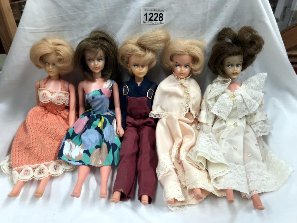 5 vintage Tressy dolls