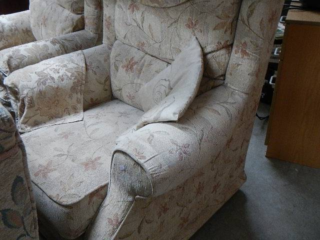 A three piece suite in good condition. - Image 4 of 5