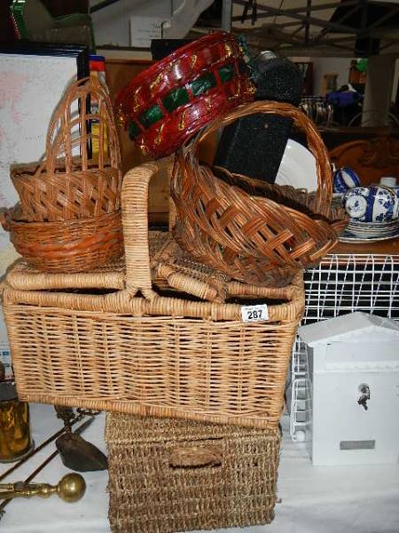 A mixed lot of wicker baskets etc.