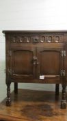 An early 20th century oak 2 door cabinet.