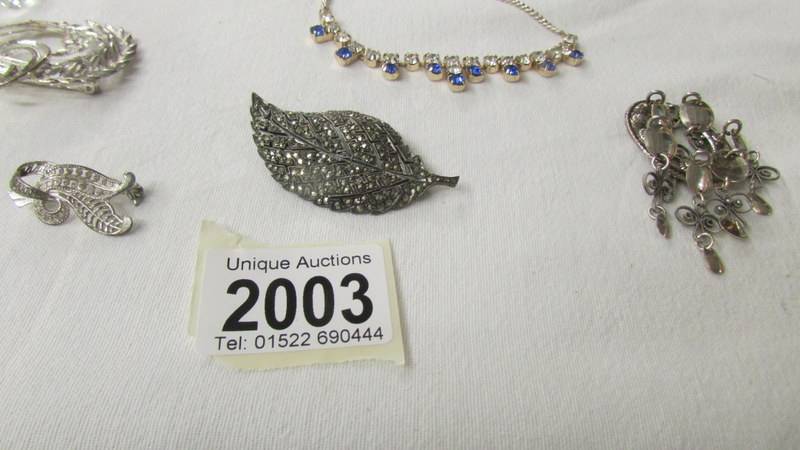 A mixed lot of costume jewellery including pendants, necklaces and brooches. - Image 5 of 6