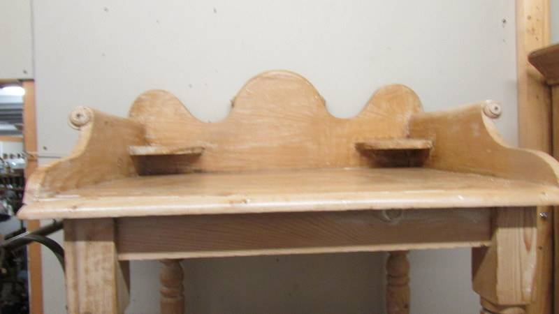 An old pine wash stand. - Image 2 of 3