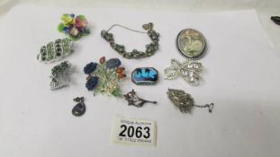 A quantity of vintage brooches including some silver.