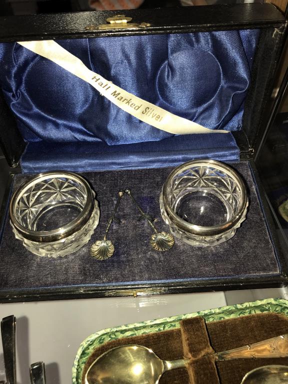 A cased silver rimmed condiment set & spoons, a cased silver backed 2 brush & comb set, - Image 4 of 6